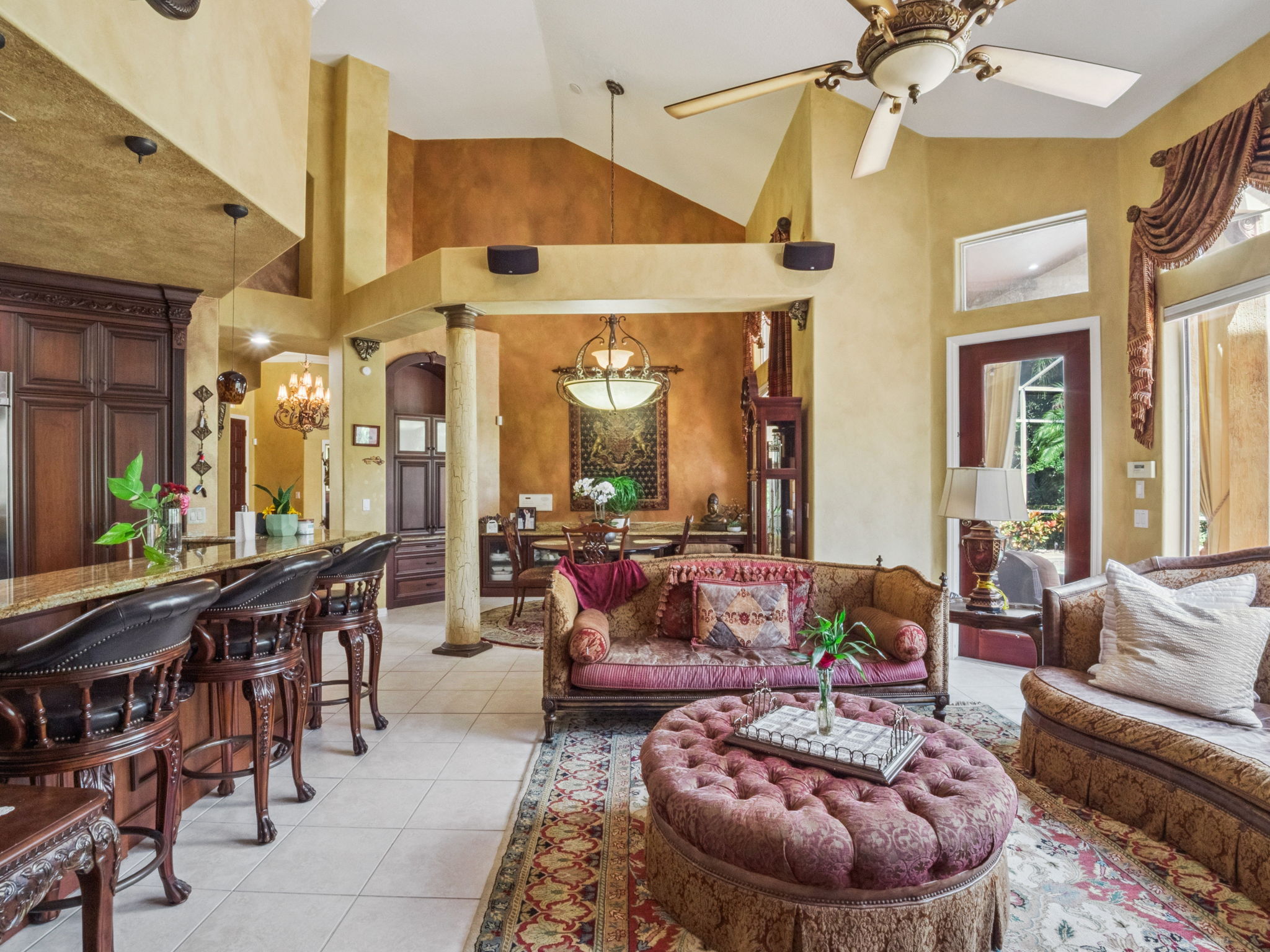 Breakfast Area/Living Room