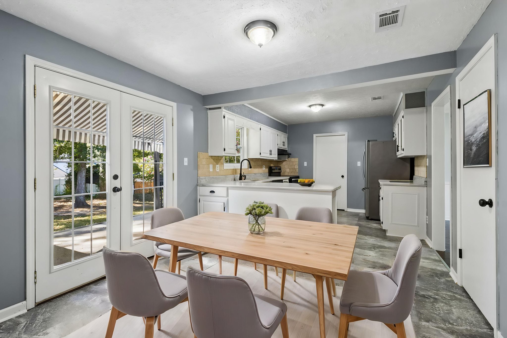 Breakfast Area virtually staged.jpeg