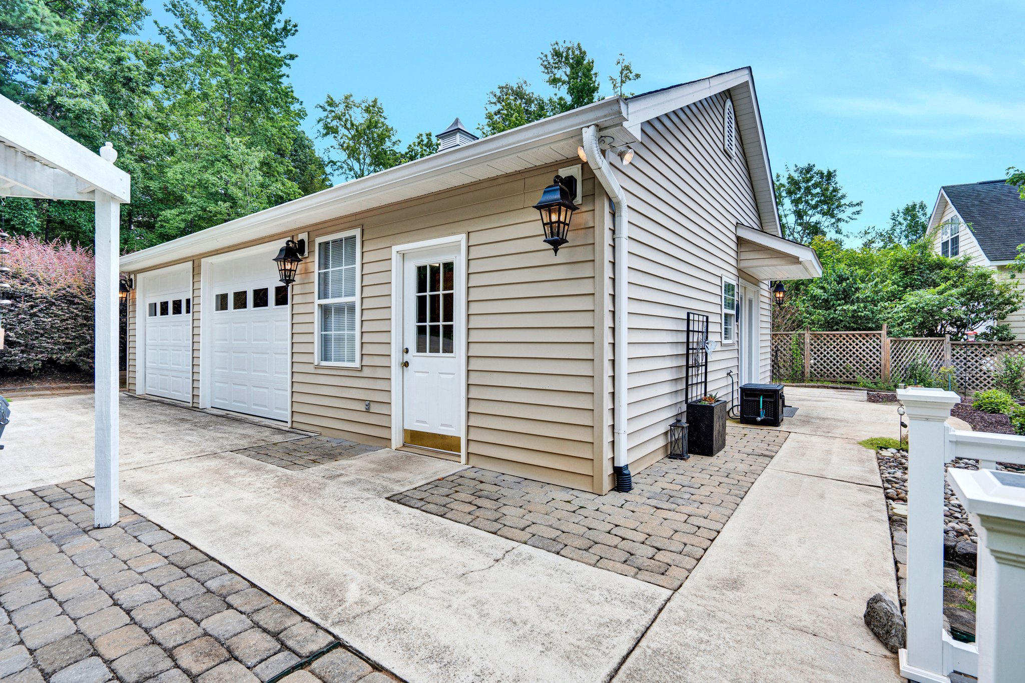 DETACHED 2-CAR GARAGE HAS BED&BATH