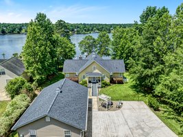 DETACHED GARAGE W/ GUEST QUARTERS