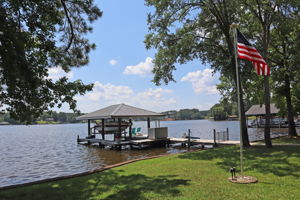SOLAR-LIT FLAGPOLE - FLY YOUR COLORS!