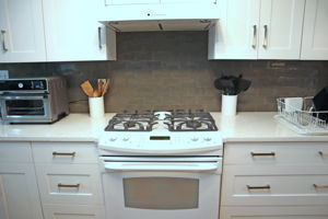 QUARTZ COUNTERS / GAS STOVE (PROPANE)