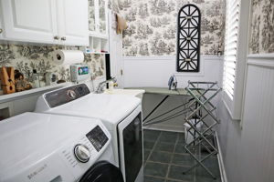 WALK-IN LAUNDRY W/ SINK, CLOSET