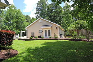 DETACHED GARAGE AND GUEST QTRS