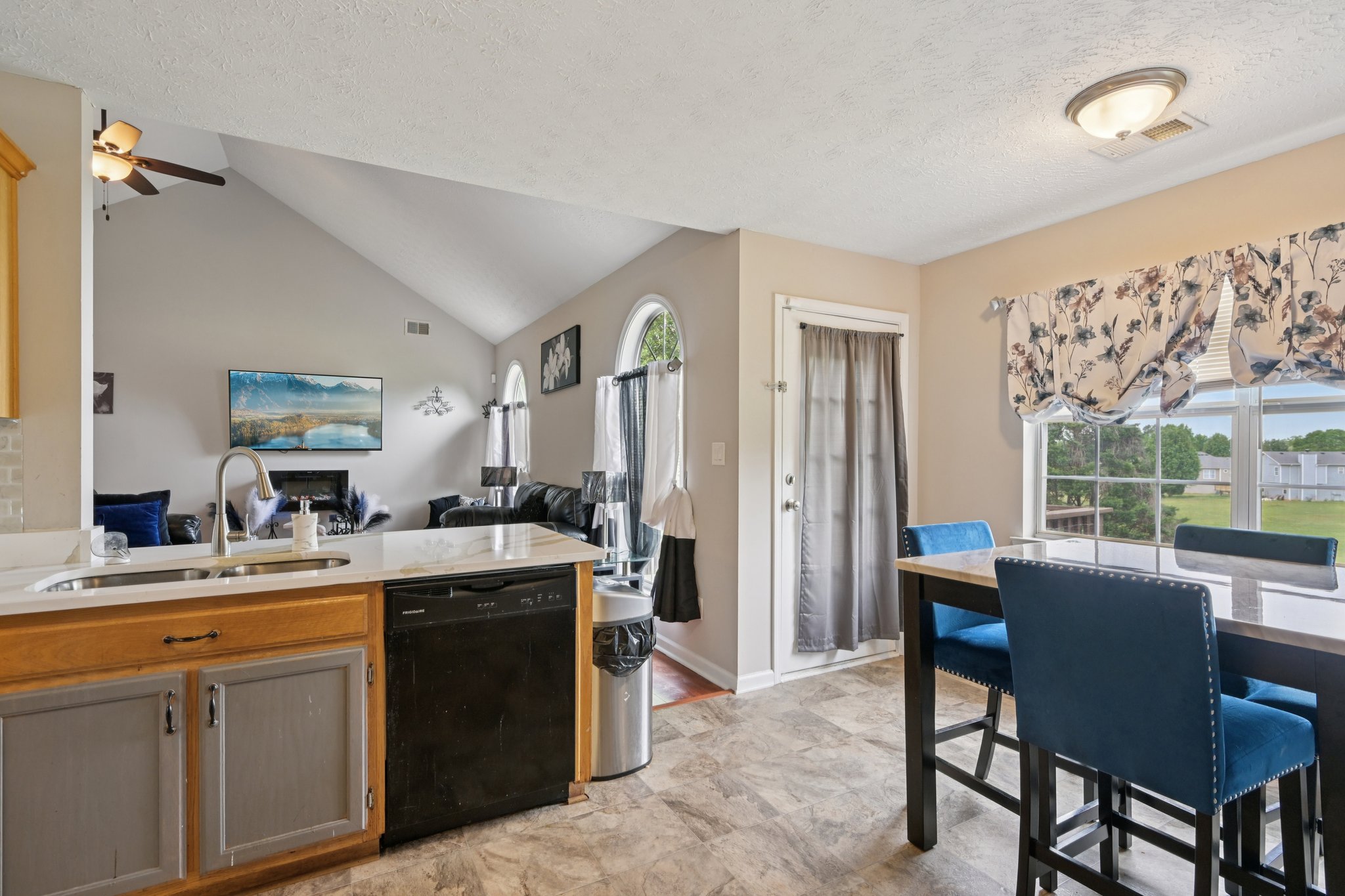 Solomon Dr-S0704-012.jpg