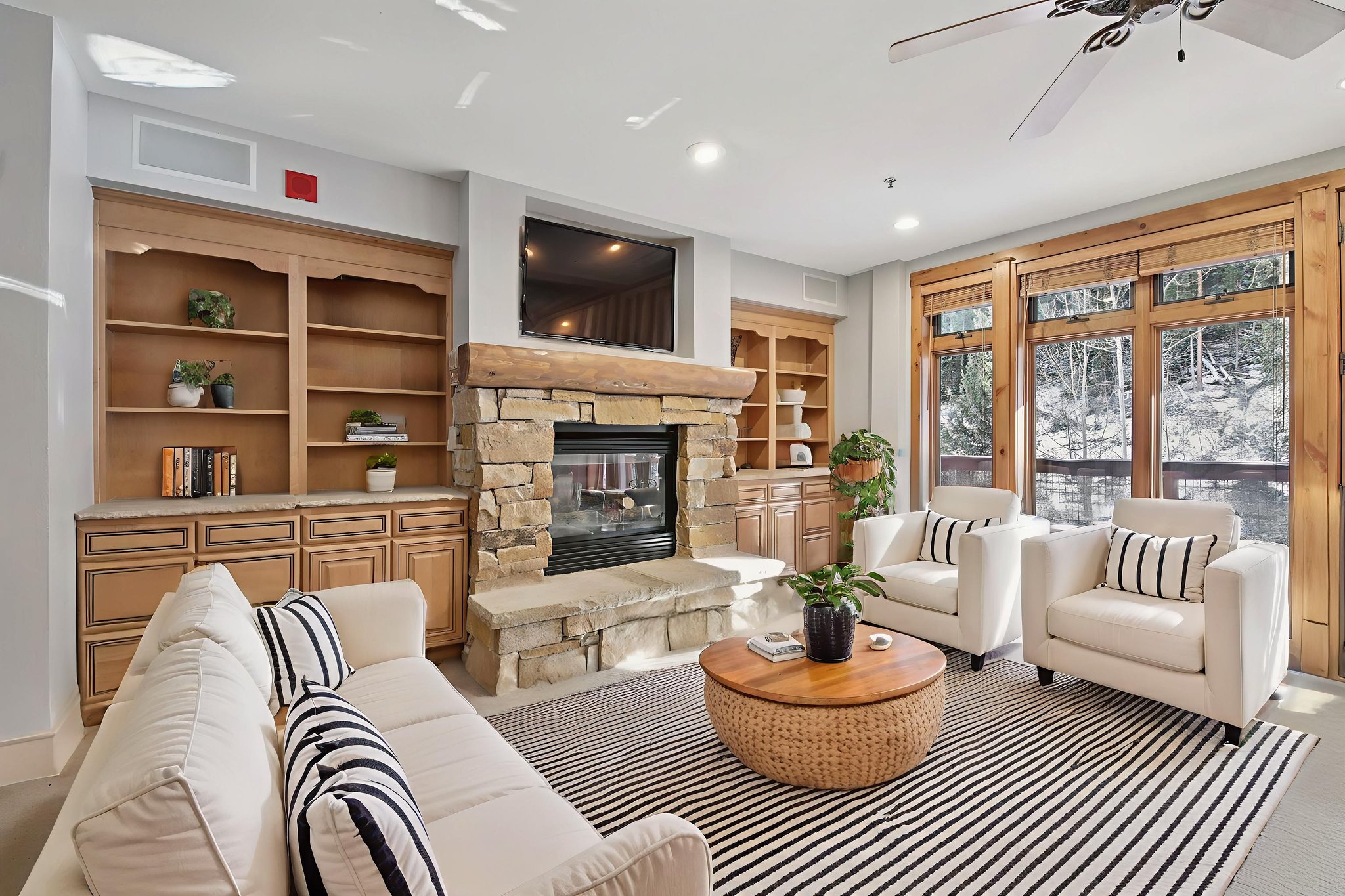 Trailhead Dr 3074-S2011-006 virtually staged.jpeg