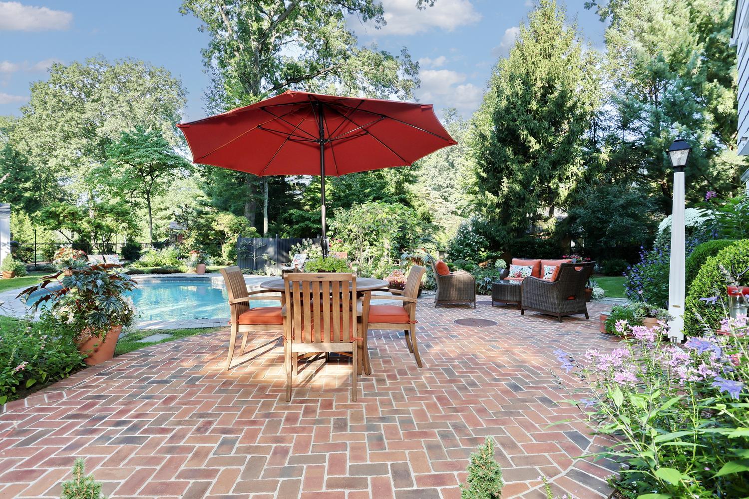 https://cdn.aryeo.com/listings/224-van-houten-ave-wyckoff-nj-07481-28504126/resized/medium/medium-01a0812c-3e85-733e-b841-57247a0e774c.jpeg