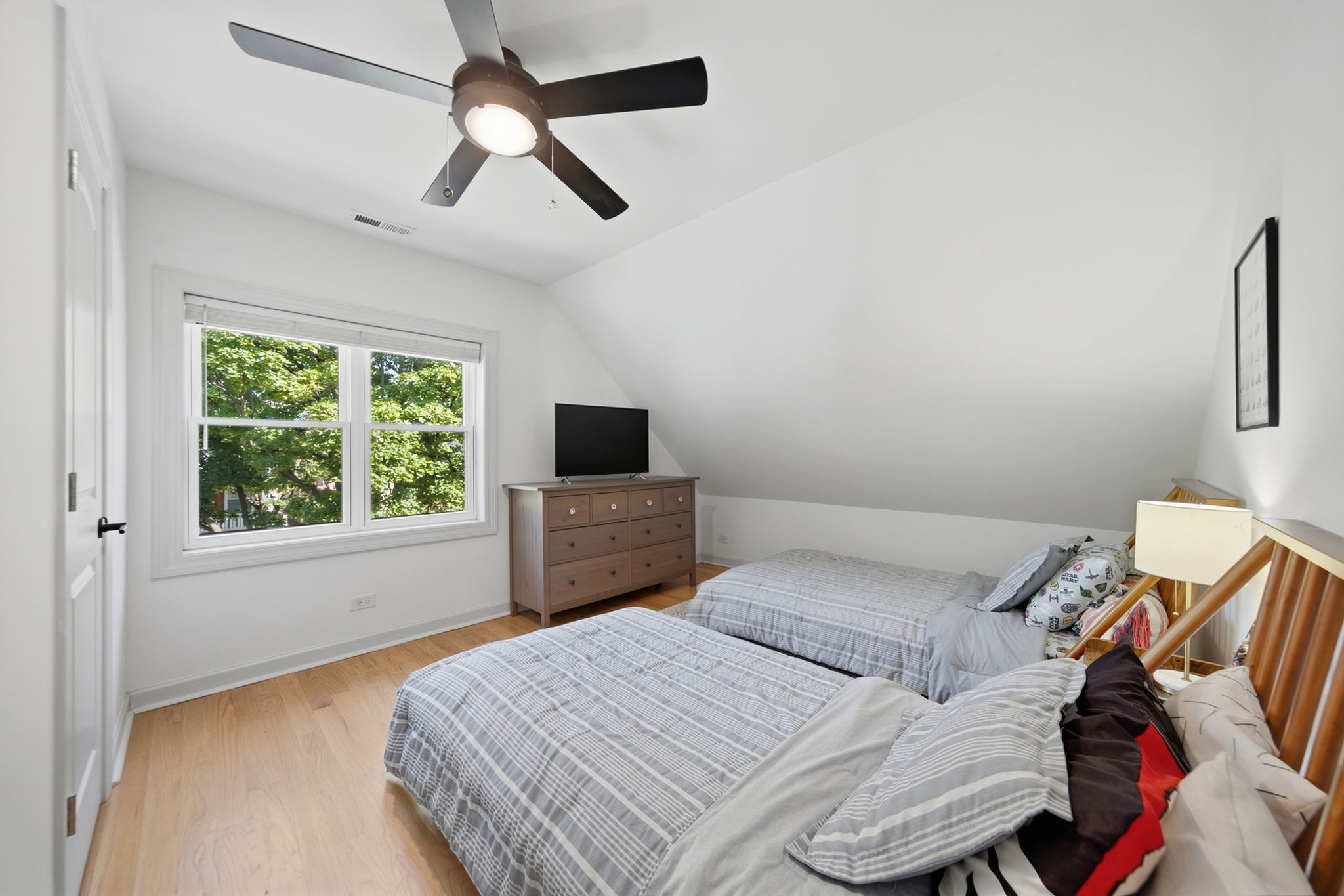  Photo 33