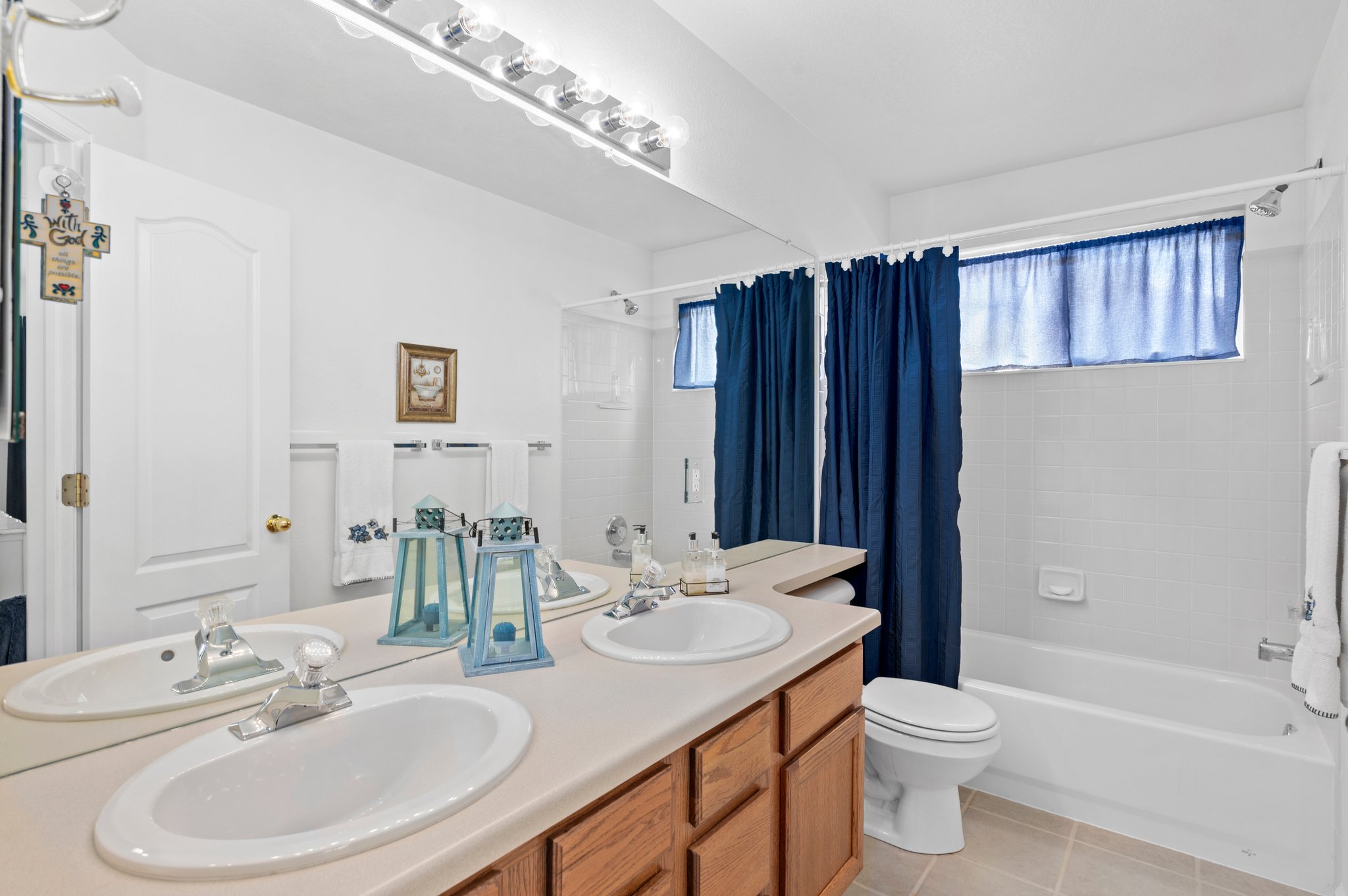 Upper-Level Full Bathroom~ Tile Floor~ Dual Vanity~ Tub/Shower~ Toilet