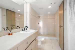 Bathroom 1 - 495A0438