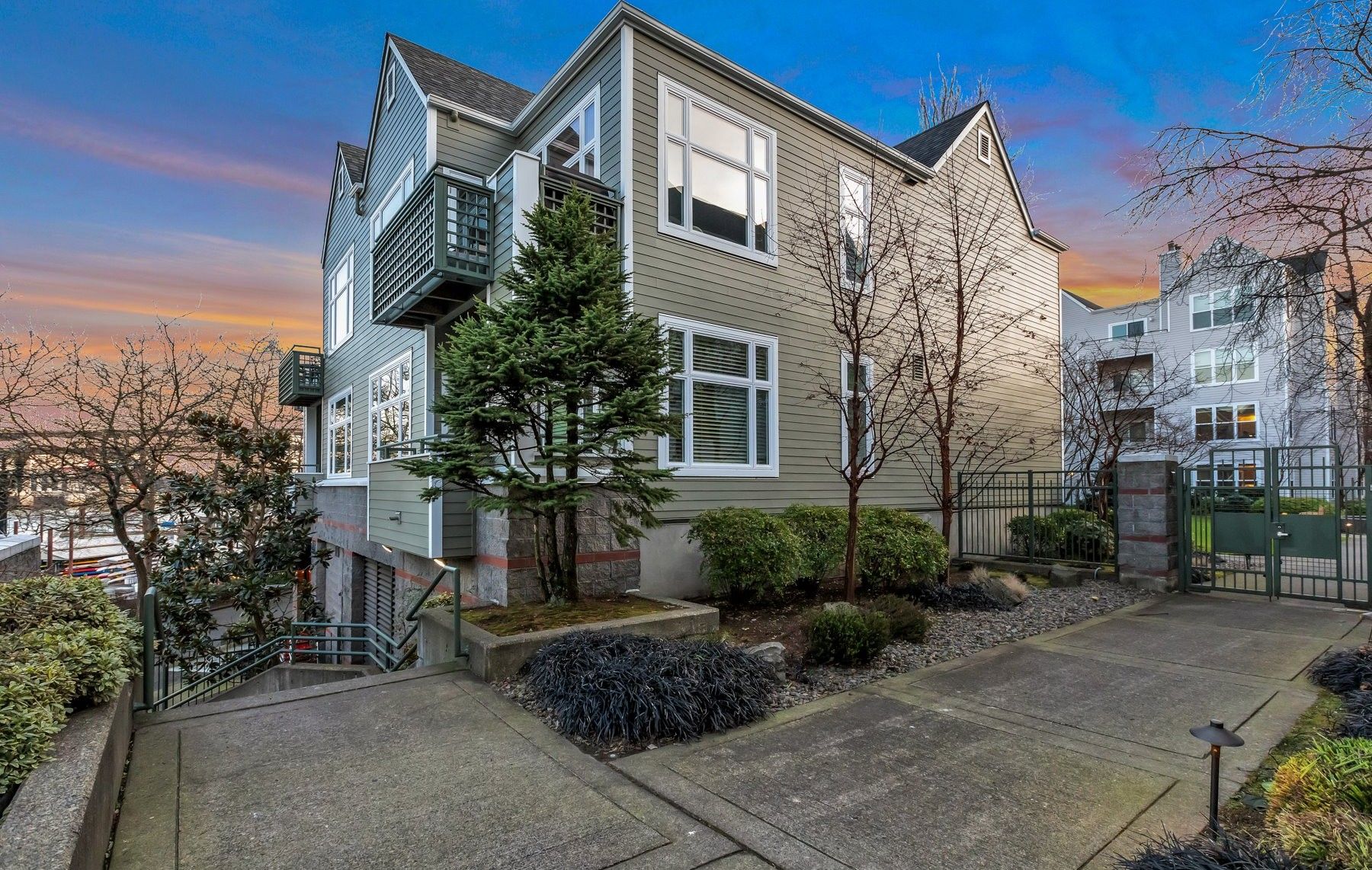 4. RiverPlace G Building - Unit ES10 [Top Corner]