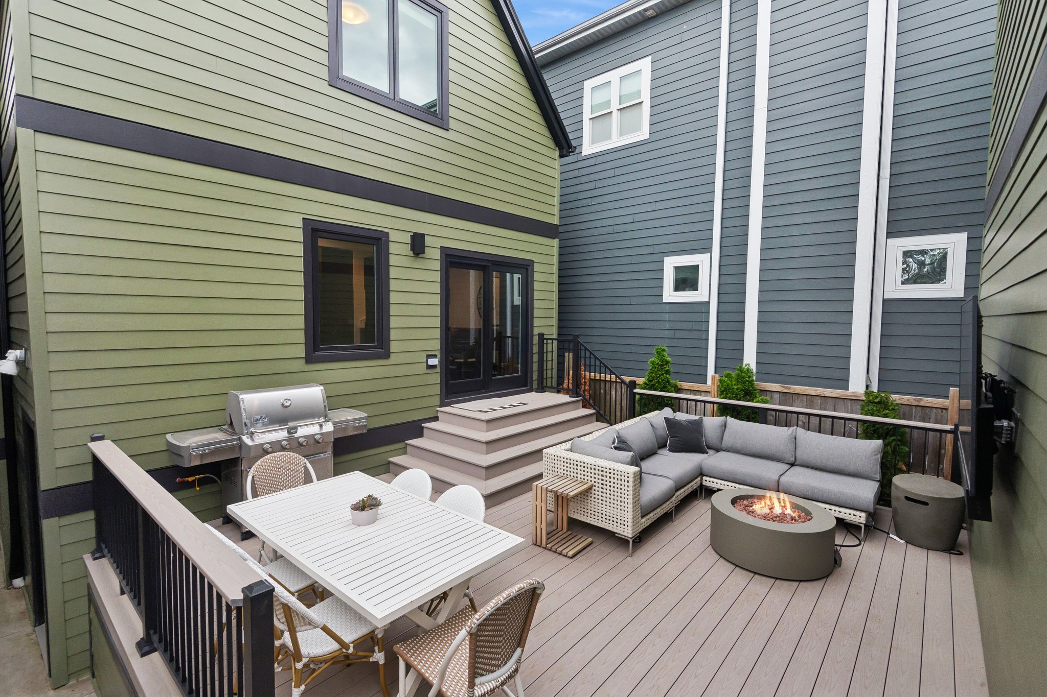 2250 W Berwyn Ave_002.jpg