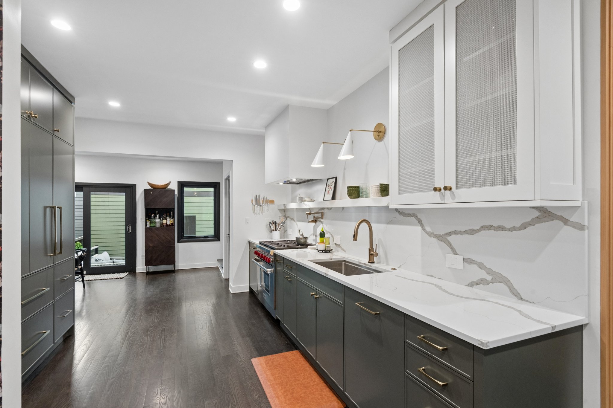 2250 W Berwyn Ave_016.jpg