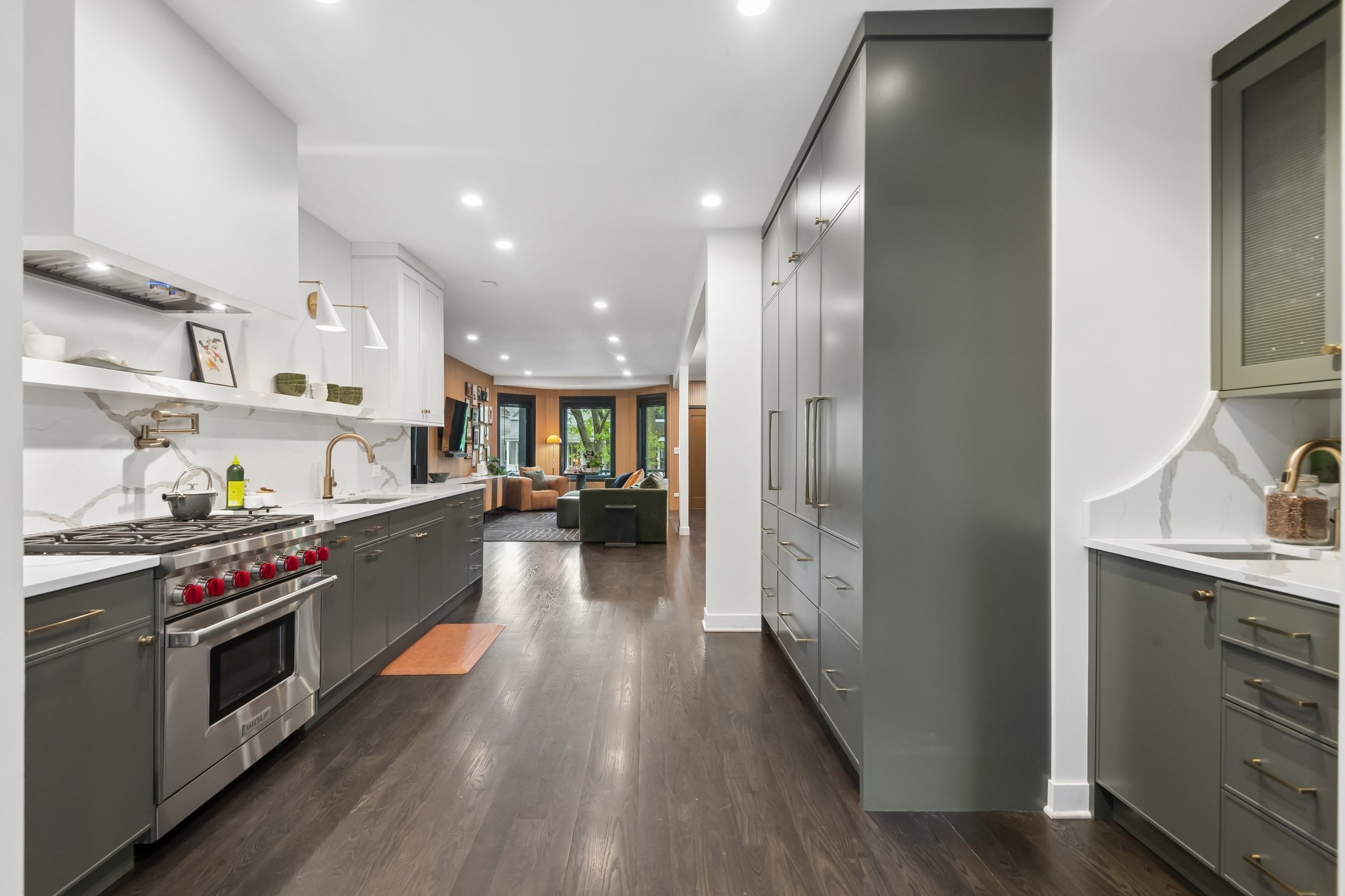 2250 W Berwyn Ave_017.jpg