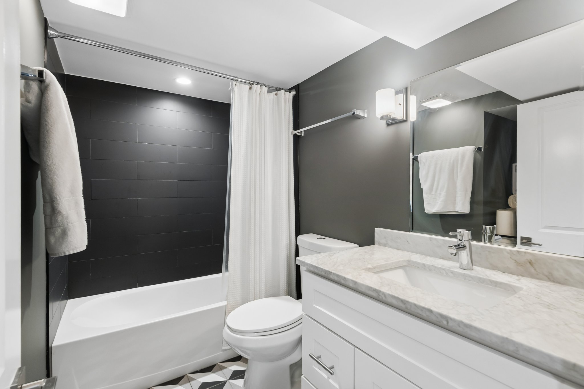 2250 W Berwyn Ave_033.jpg