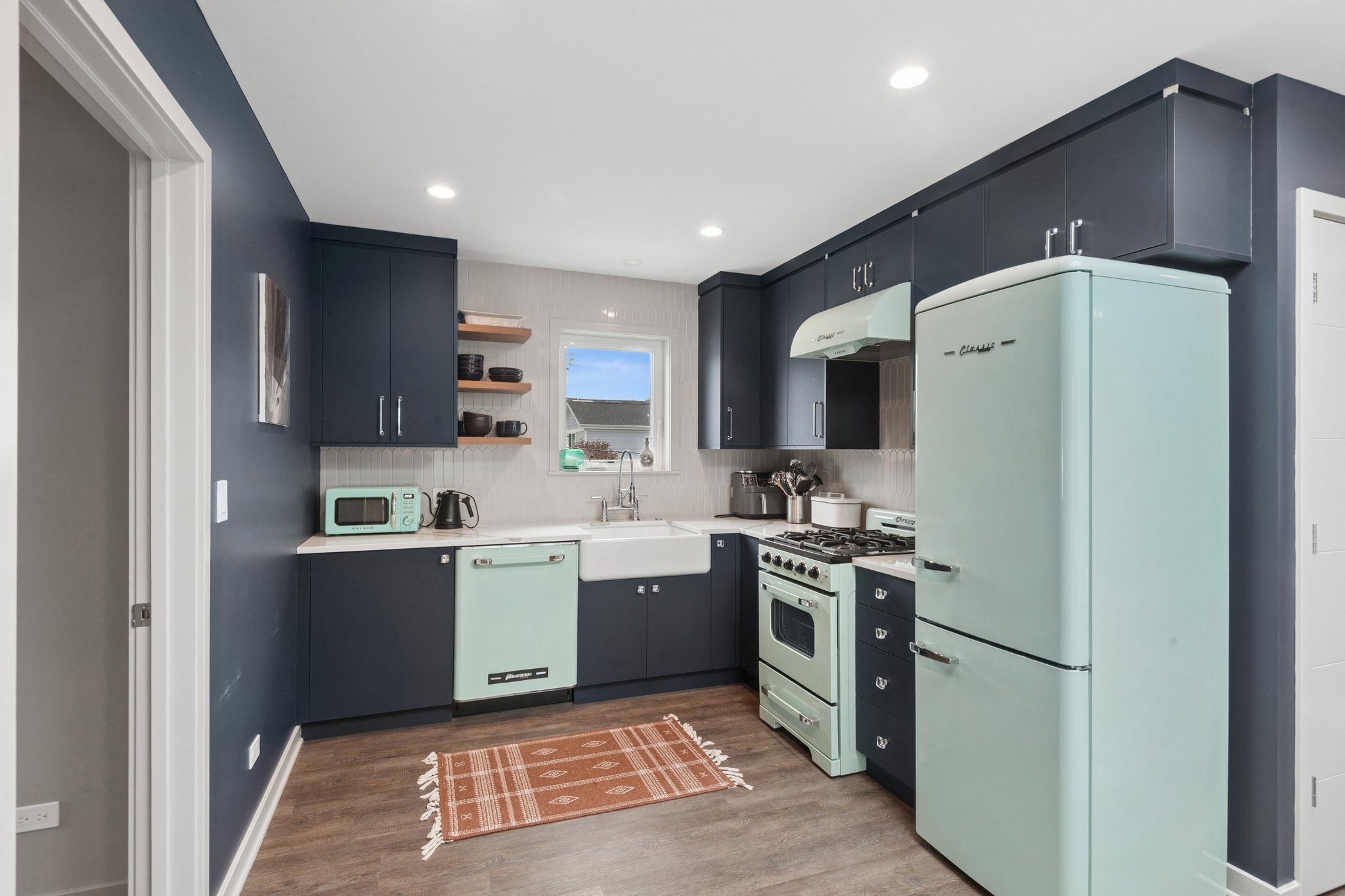 2250 W Berwyn Ave_041.jpg