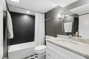 2250 W Berwyn Ave_033.jpg