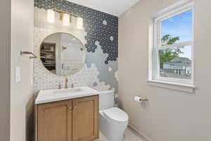 2250 W Berwyn Ave_045.jpg