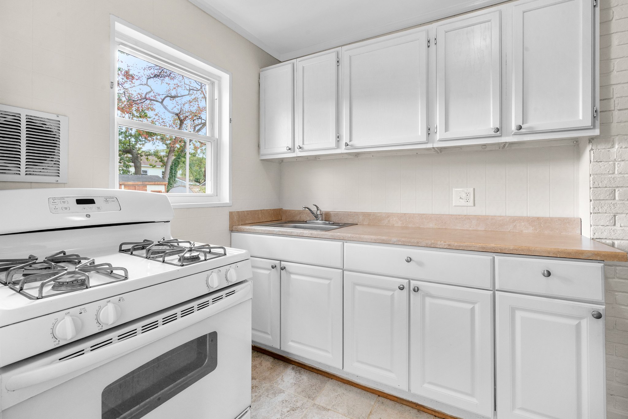 2251 Roanoke Dr. 15.jpg