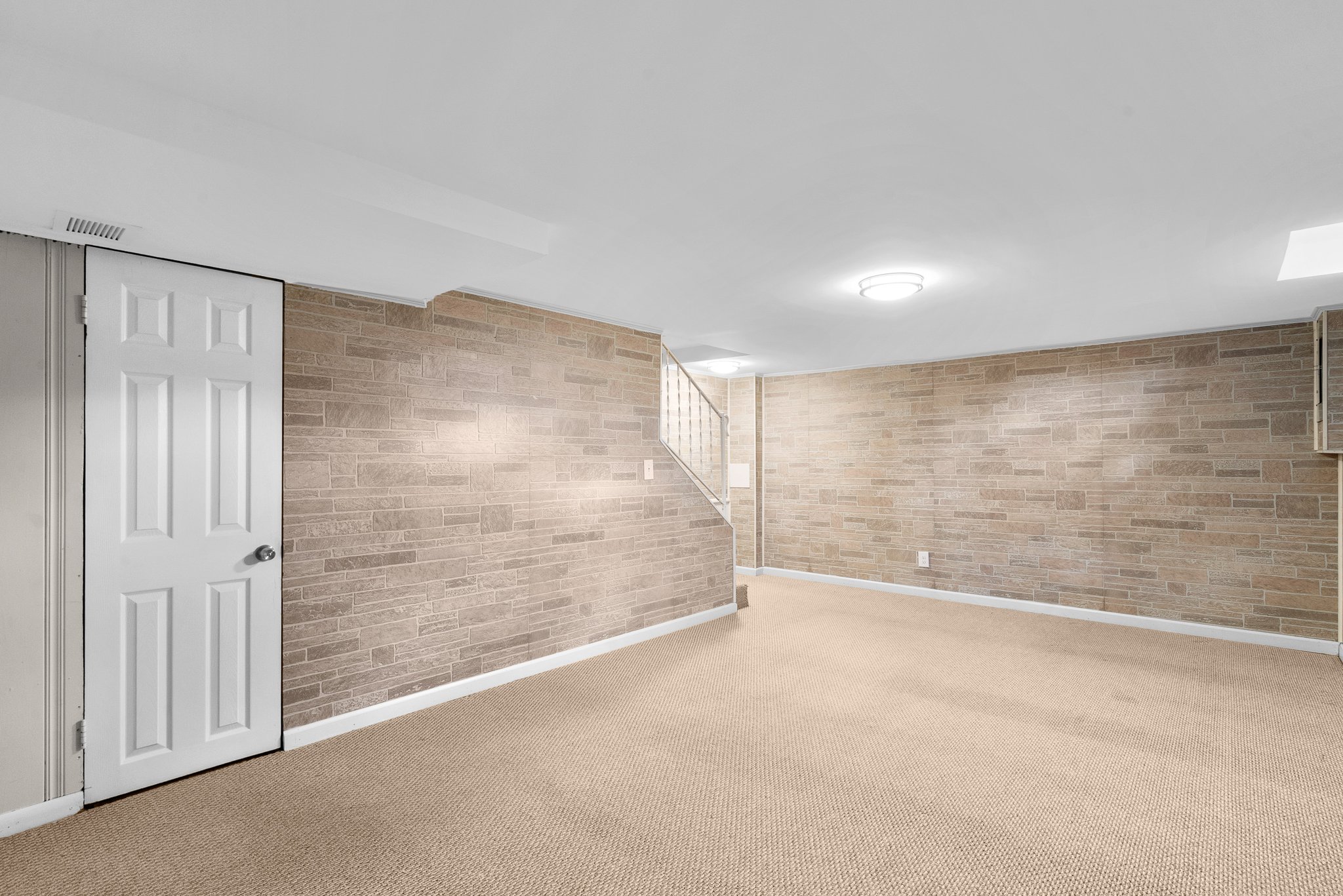 2251 Roanoke Dr. 30.jpg