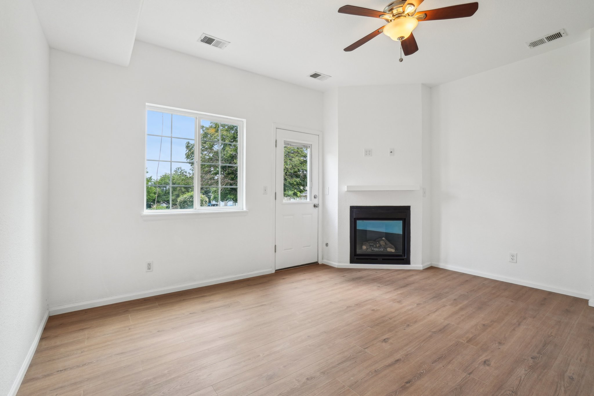 Coronado Pkwy N D-3005-006.jpg