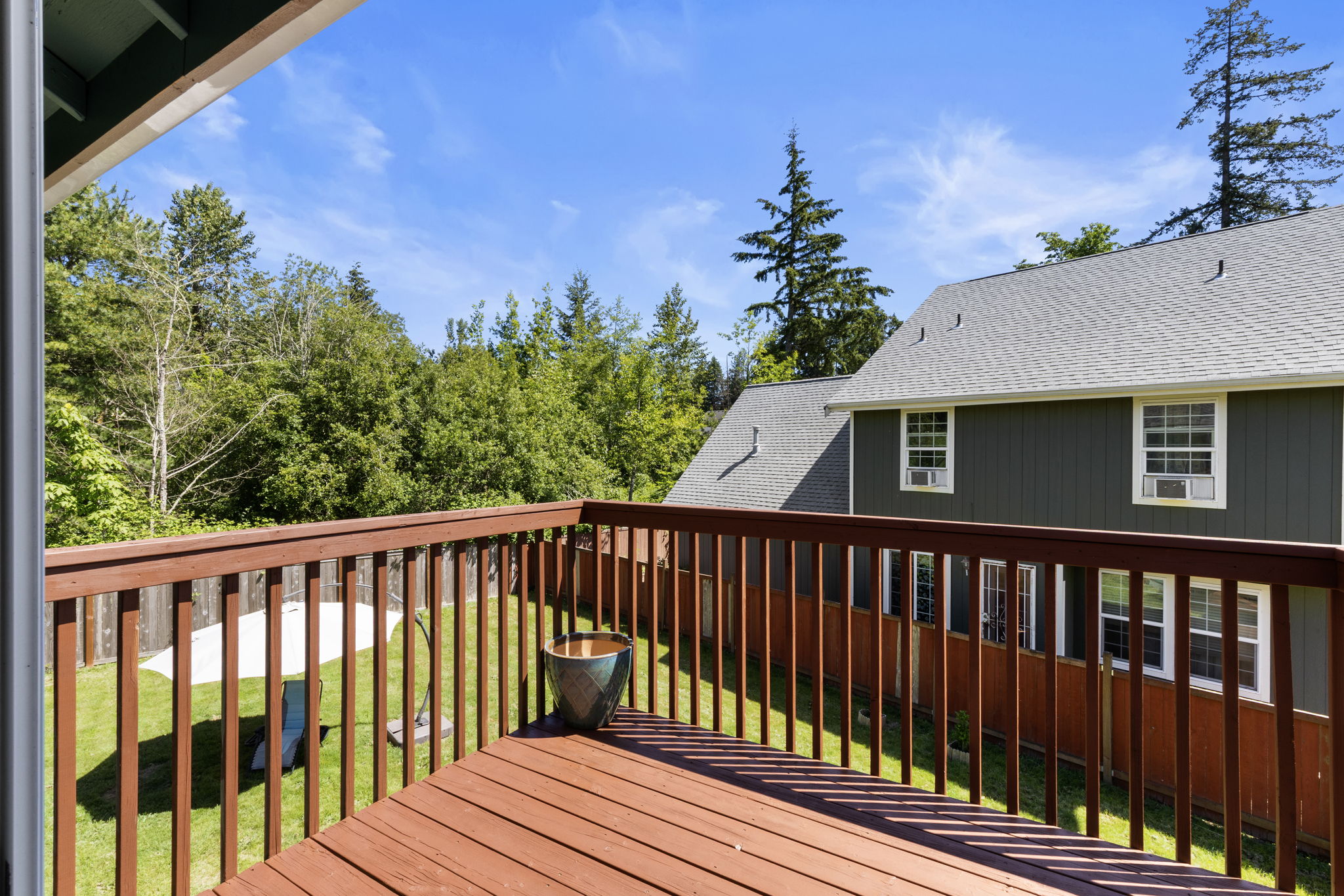 Deck off of the dining/living room!