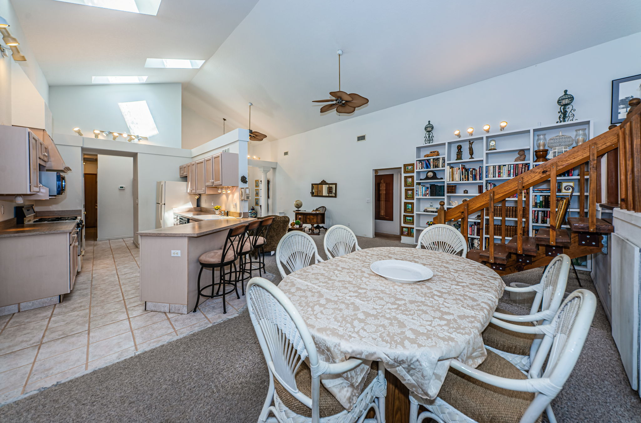 Kitchen Eat-in Area2