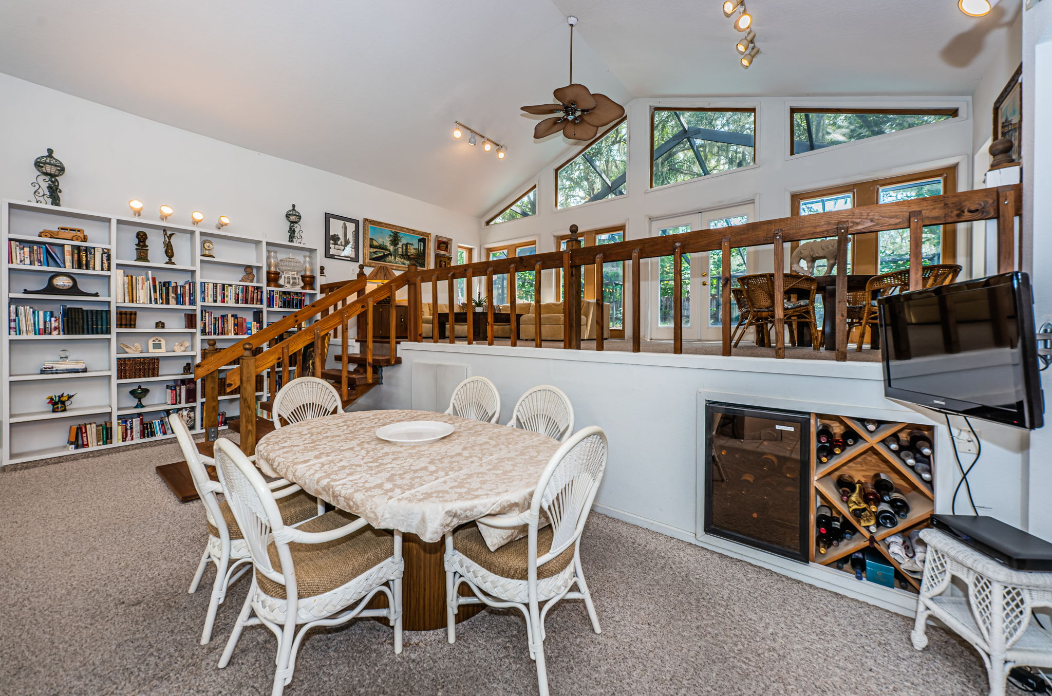 Kitchen Eat-in Area1