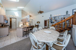 Kitchen Eat-in Area2