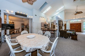 Kitchen Eat-in Area3
