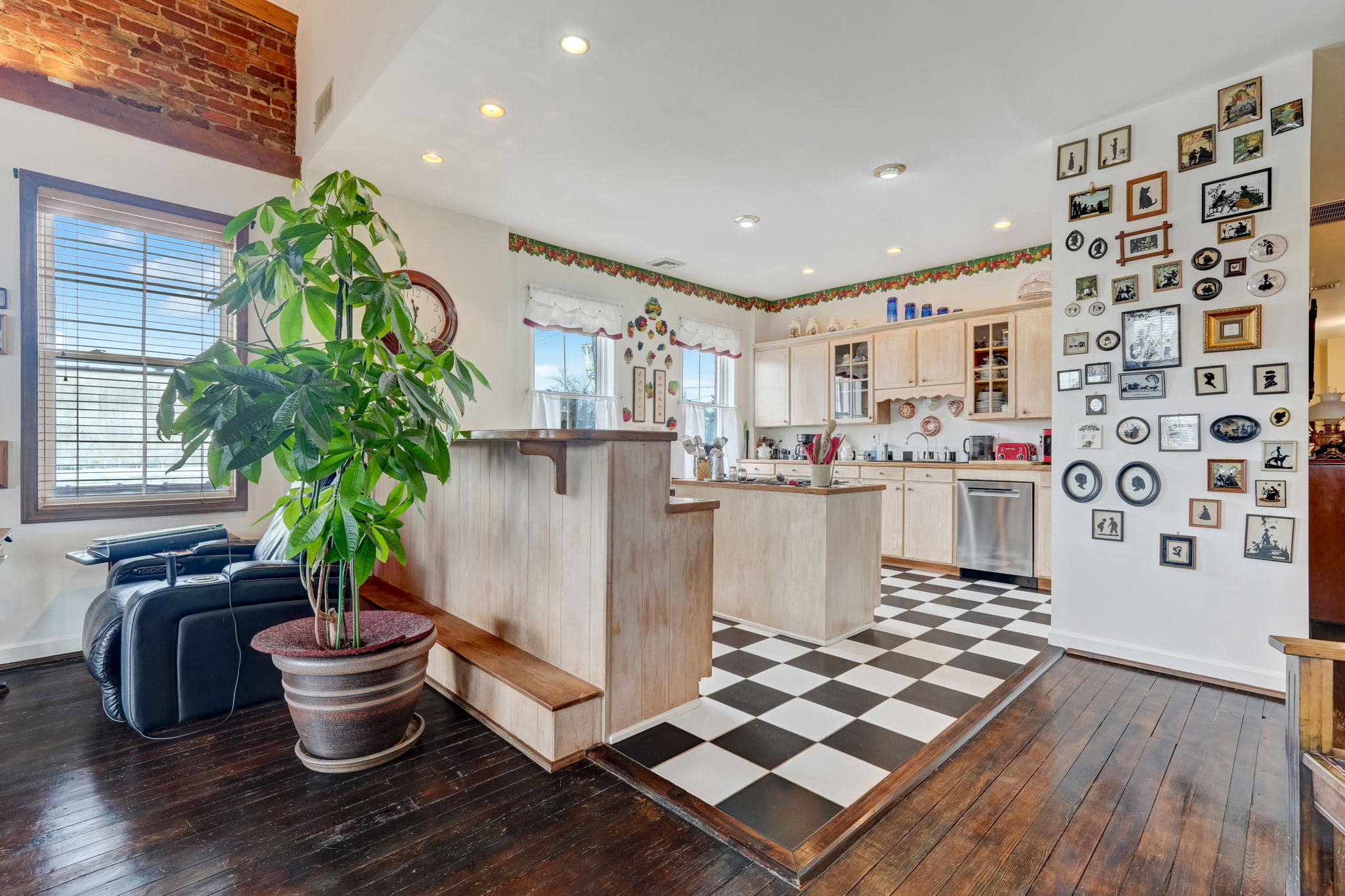 Kitchen/Breakfast Bar