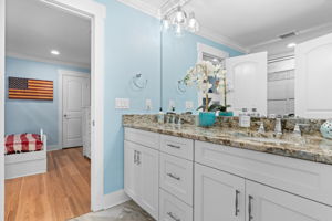 Jack & Jill Bath 2 w/ double sinks & tub/shower