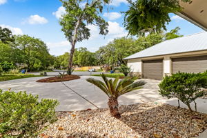 Driveway/Street View
