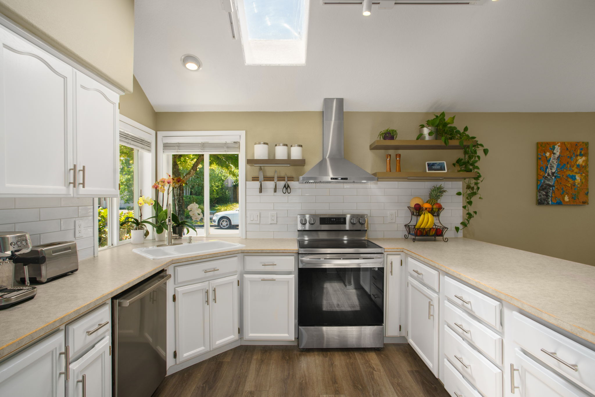 Kitchen - Vaulted Ceilings