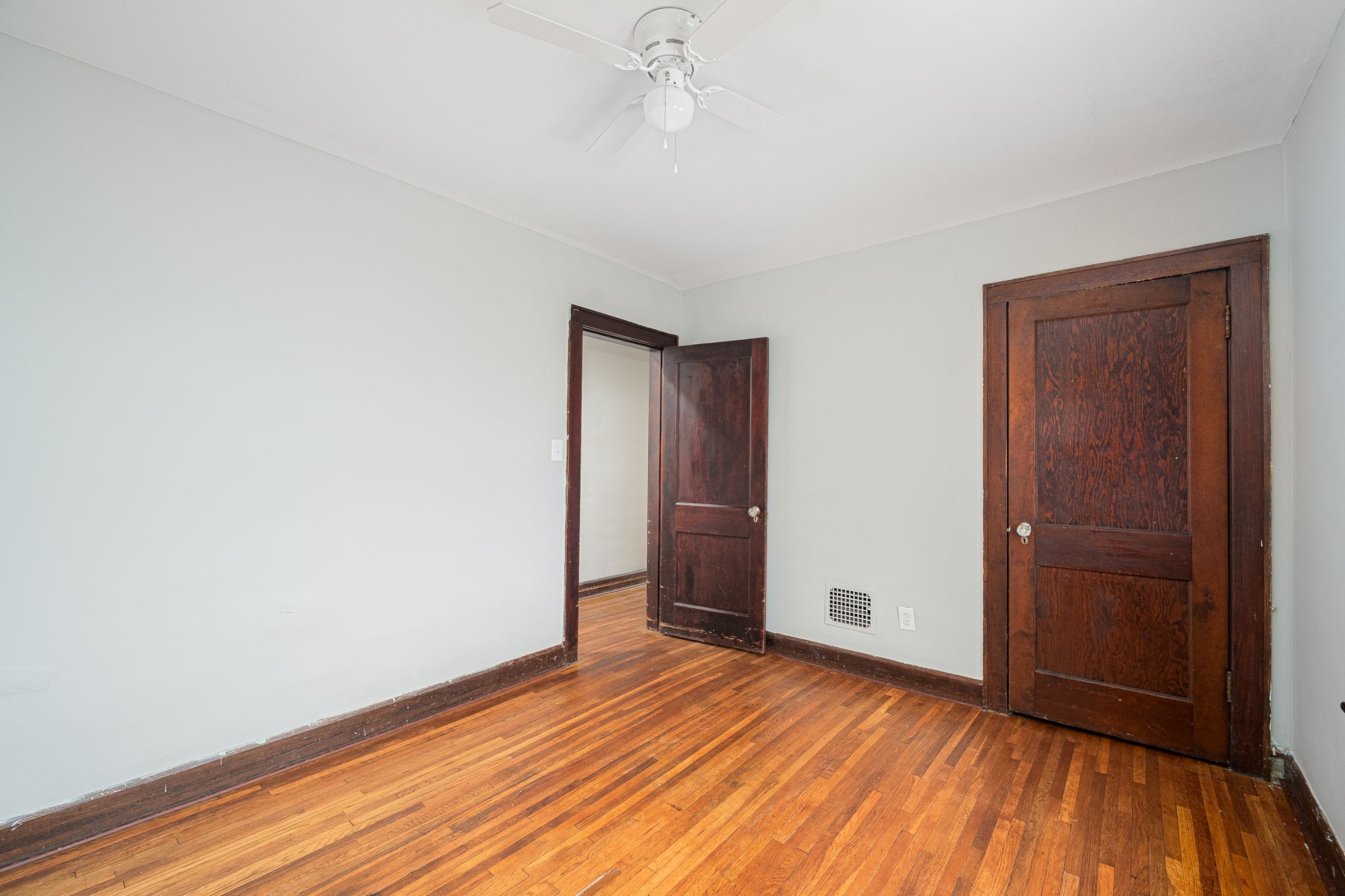 2263-2265 Leonard Ave-23