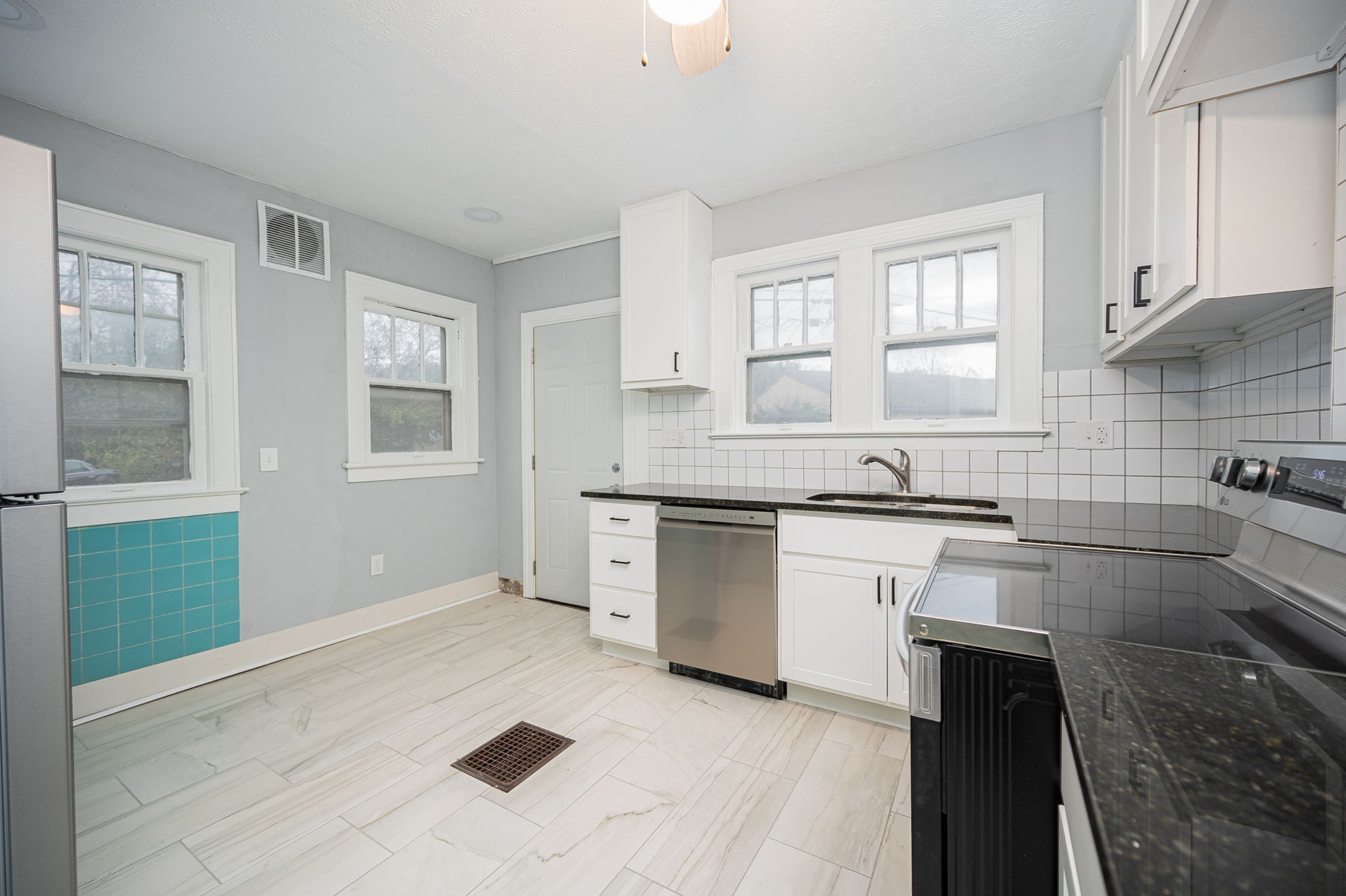 2263-2265 Leonard Ave-32