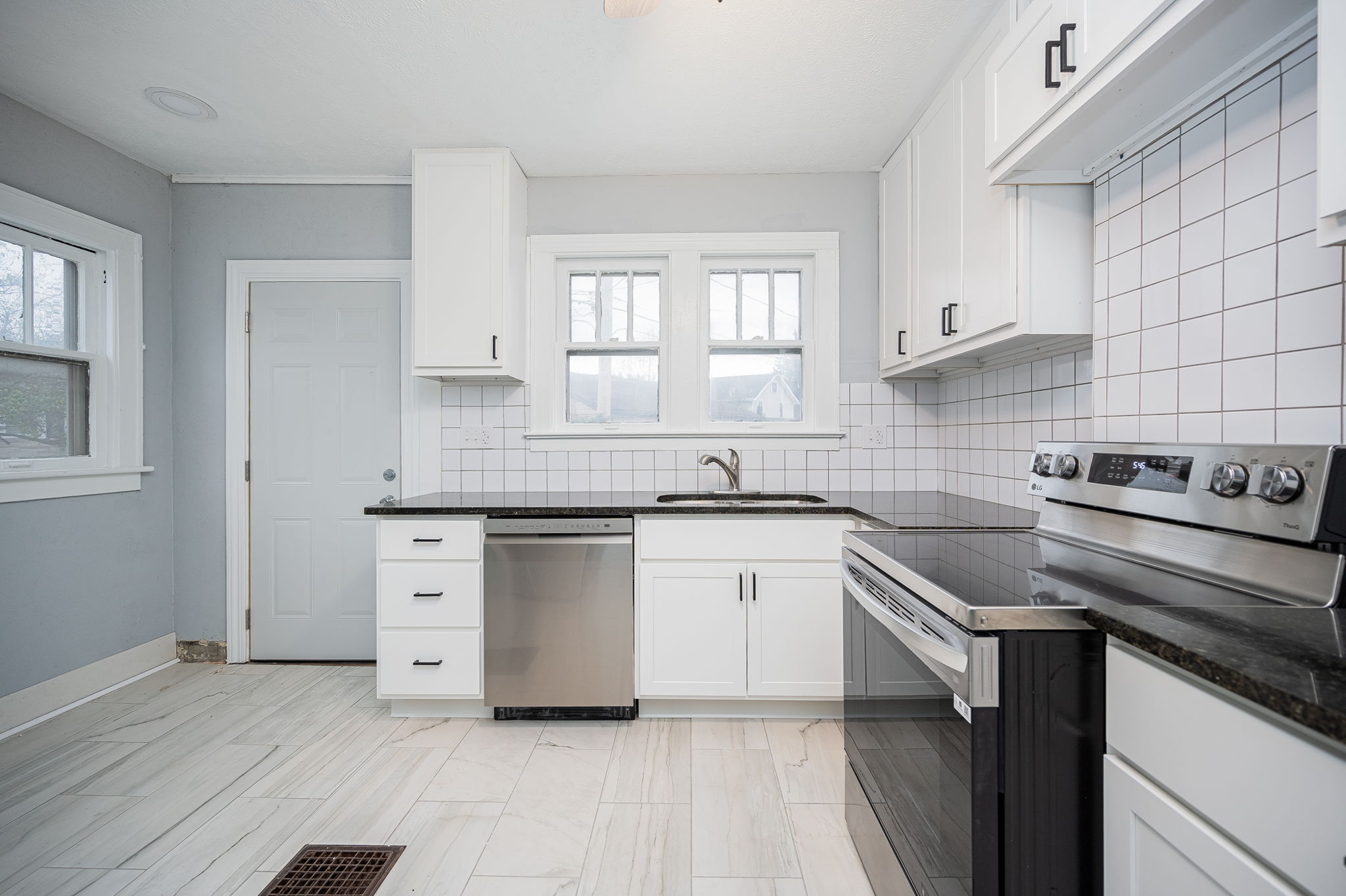 2263-2265 Leonard Ave-33