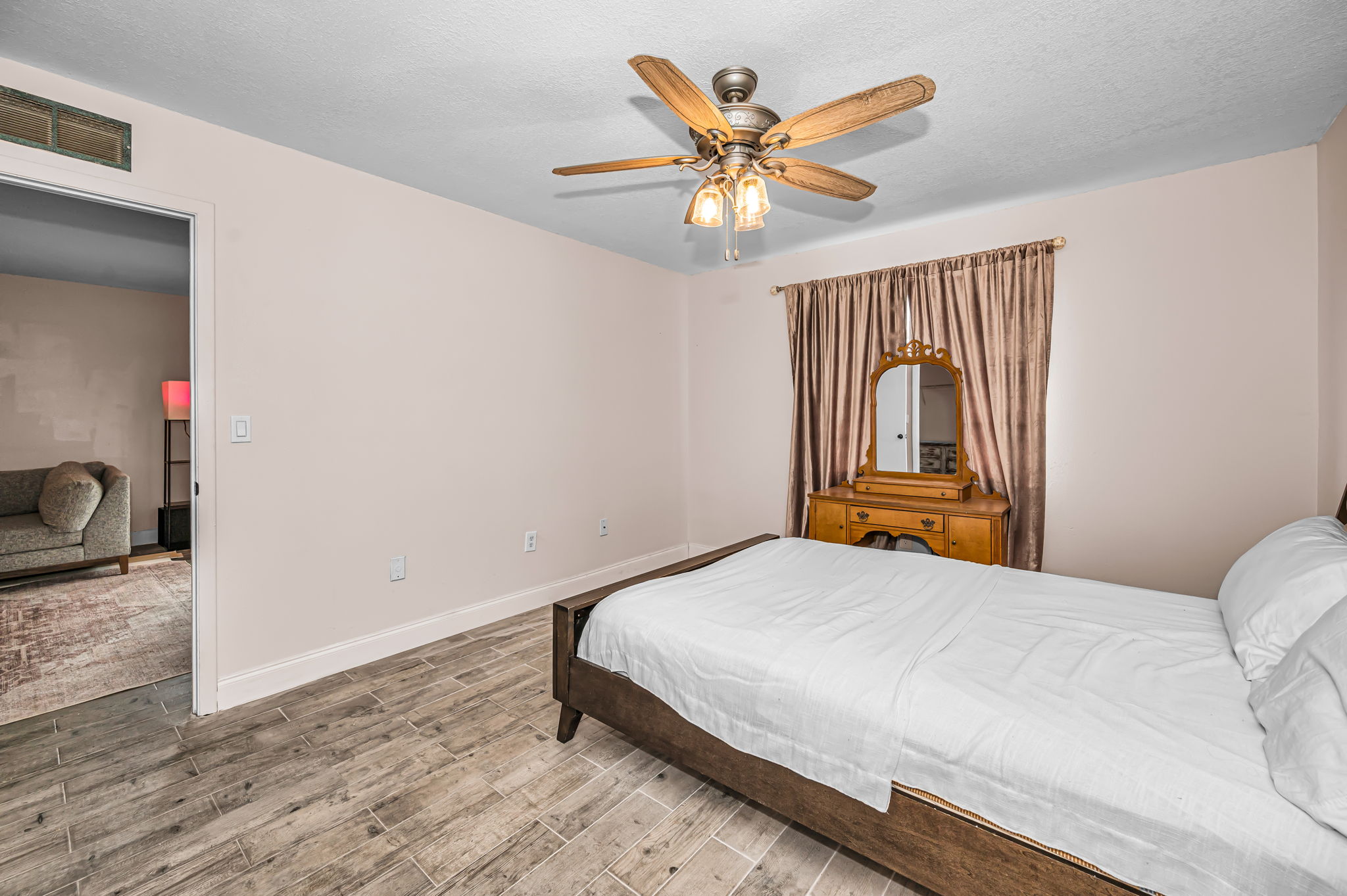 Primary Bedroom1b