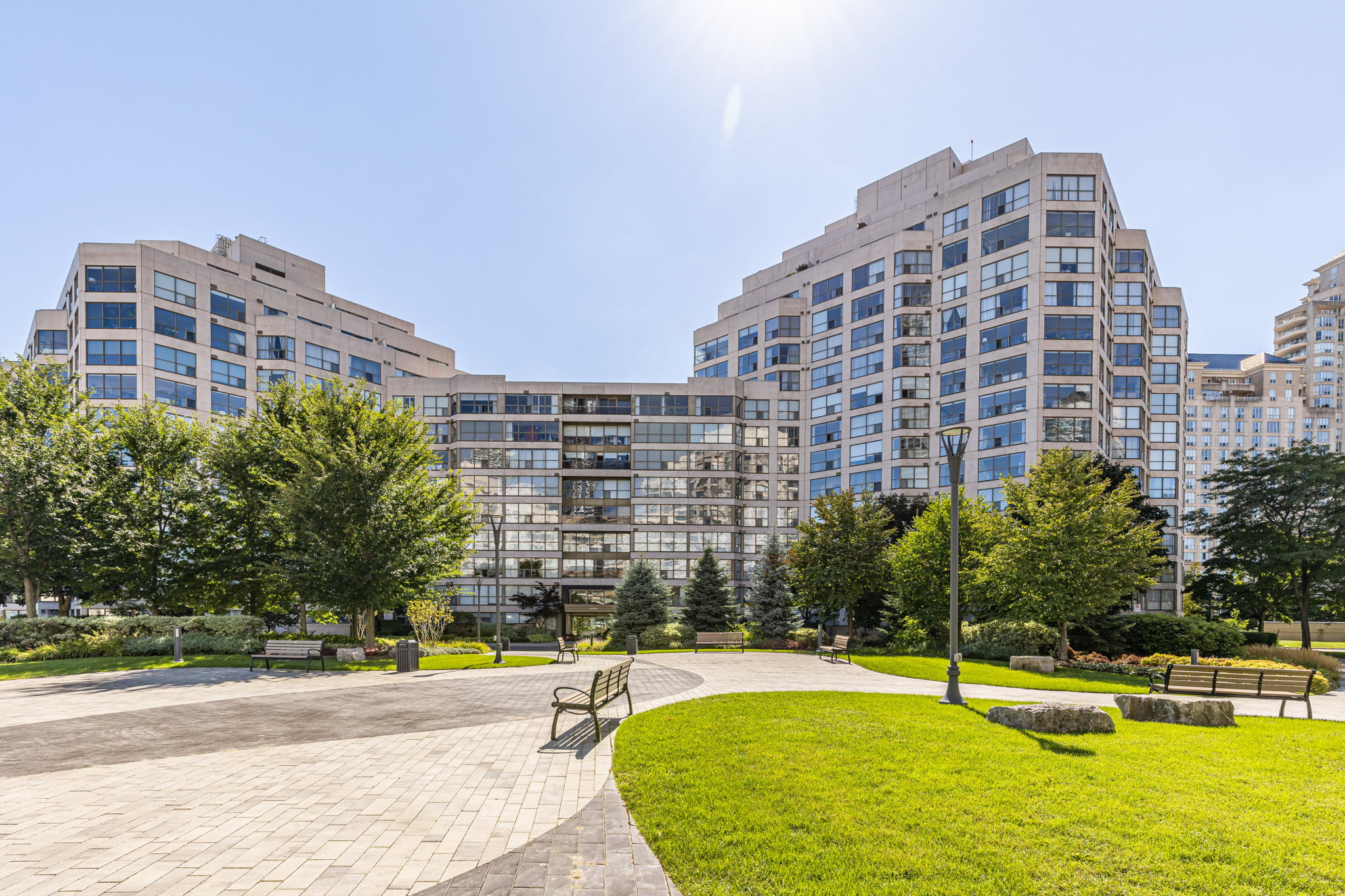 2267 Lake Shore Blvd W, Etobicoke, ON M8V 3X2, Canada Photo 3
