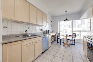 2267 Lake Shore Blvd W, Etobicoke, ON M8V 3X2, Canada Photo 11