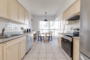2267 Lake Shore Blvd W, Etobicoke, ON M8V 3X2, Canada Photo 10