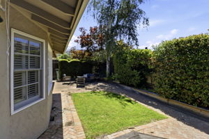 039_F8_227 Howes Dr