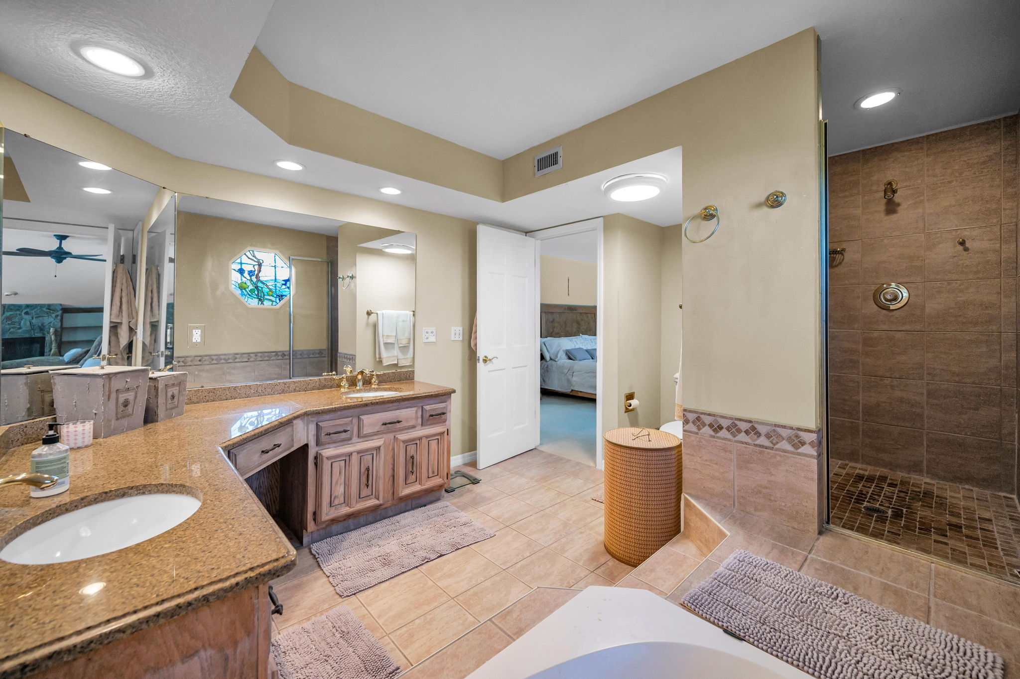 Upper Level Primary Bathroom1c