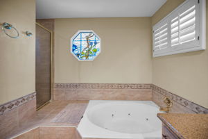 Upper Level Primary Bathroom1b