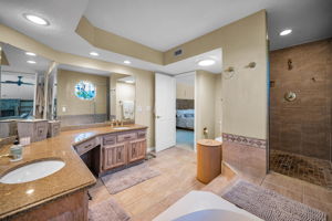 Upper Level Primary Bathroom1c