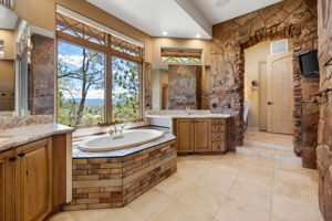 Primary Bathroom (3)