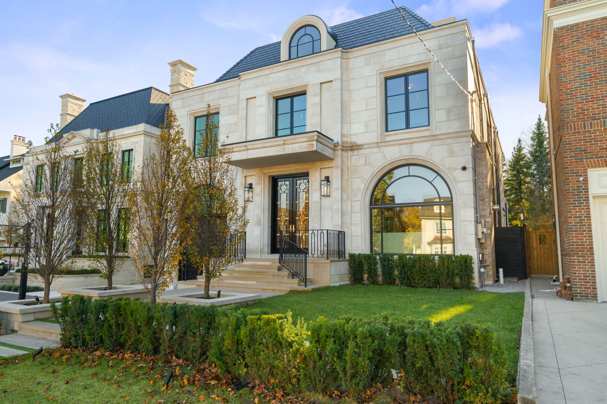 228 Dunvegan Road Toronto, ON M5P 2P2