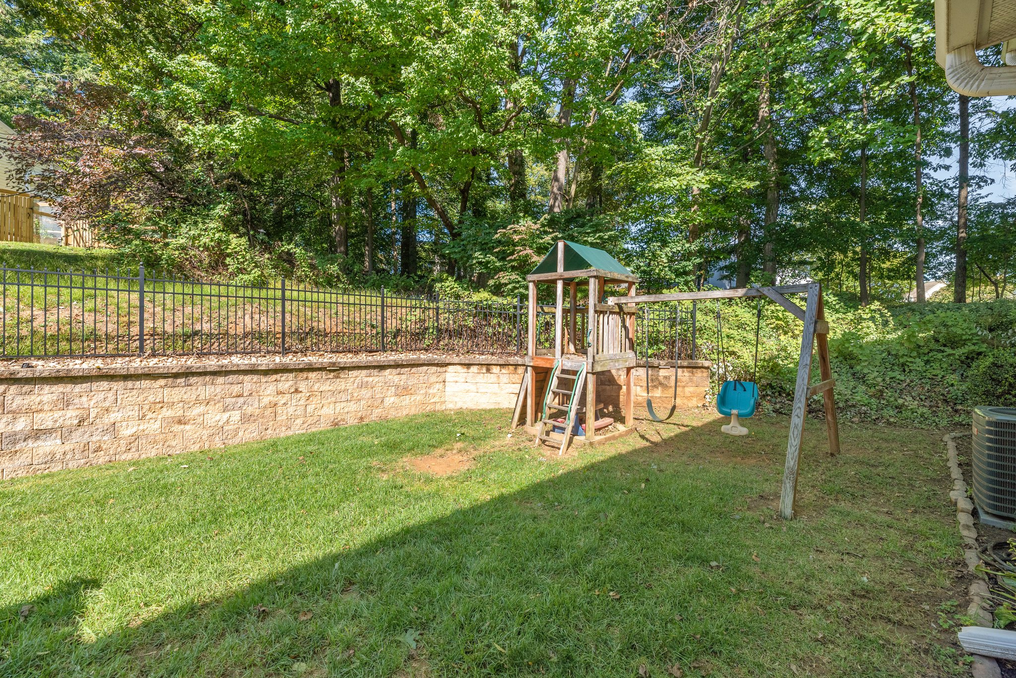 46. Back exterior.jpg