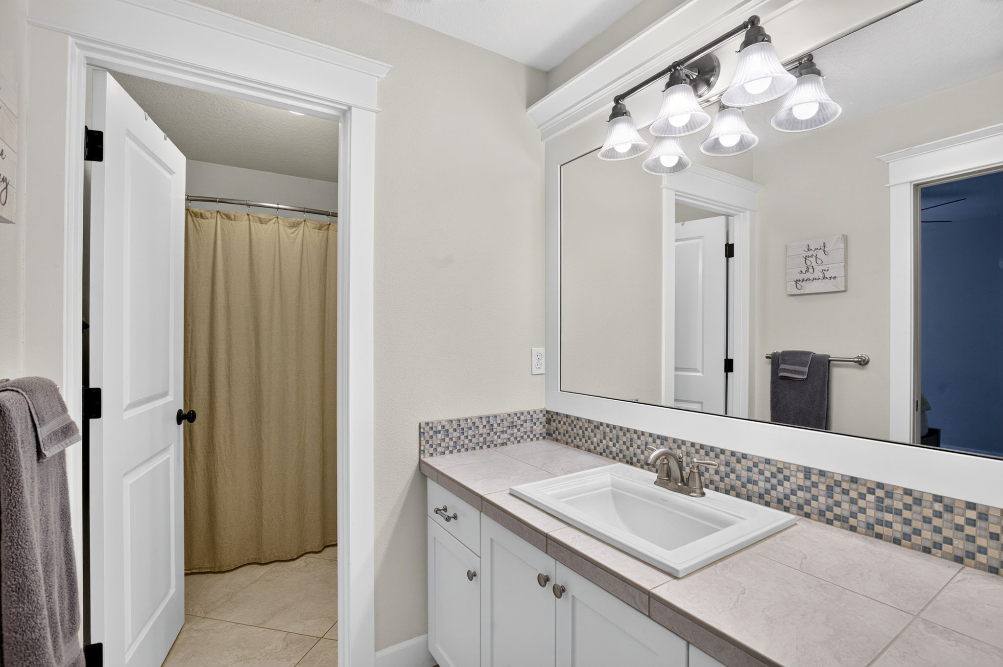 Hall Bath / Ensuite to Bedroom 3
