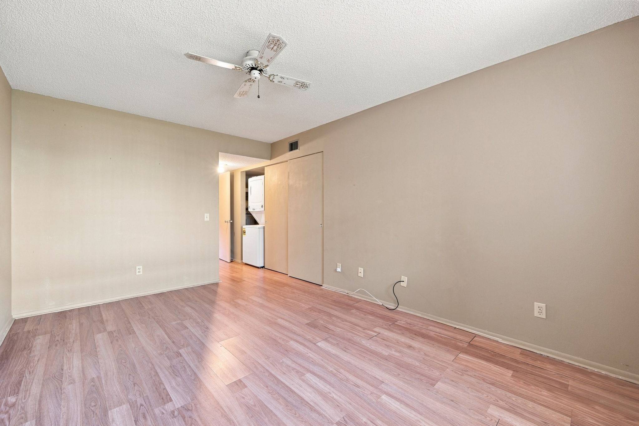 Primary Bedroom1c